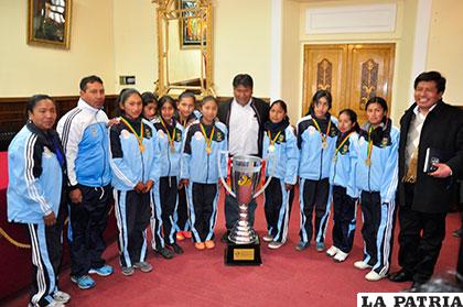 El equipo de Colegio Nacional Bolivia de Challapata junto al 
gobernador Vásquez