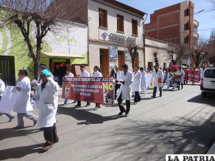 Médicos en marcha de protesta pidiendo la libertad de su colega