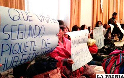Grupo de pobladores de diferentes provincias del departamento de La Paz instalaron la tarde de este martes el segundo piquete de huelga de hambre