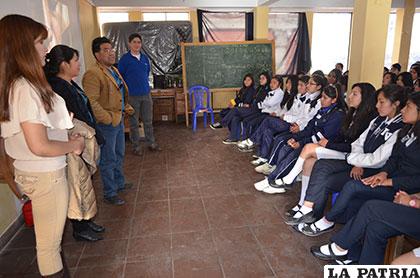 Actores bolivianos visitaron el colegio 