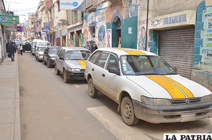 Taxis deben exhibir las dos franjas amarillas para ser identificados como tales