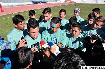 Los jugadores ofrecieron una conferencia de prensa antes de la práctica