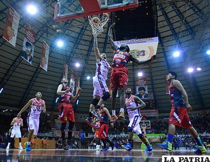 San Simón durante el partido contra La Salle en Tarija /APG