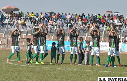 Los jugadores de Petrolero saludaron a su público el domingo /APG