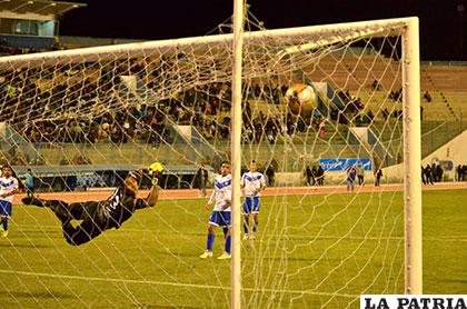 Vaca no pudo evitar la caída de su pórtico