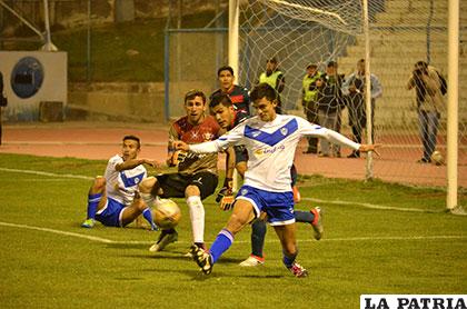 Arzabe trata de retener el balón