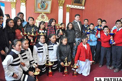 Los ganadores recibieron sus premios de la primera fase de los juegos escolares