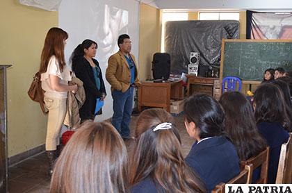 Actores bolivianos visitaron el colegio 