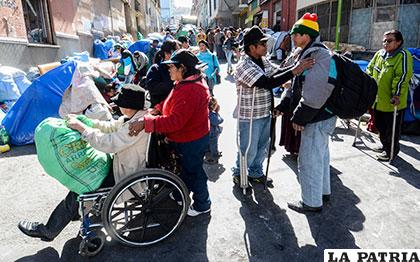 Discapacitados vuelven a sus departamentos después de tres meses de vigilia en La Paz /APG