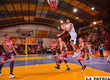 Marvin Cairo de CAN se luce en una espectacular jugada para anotar uno de los dobles de su equipo