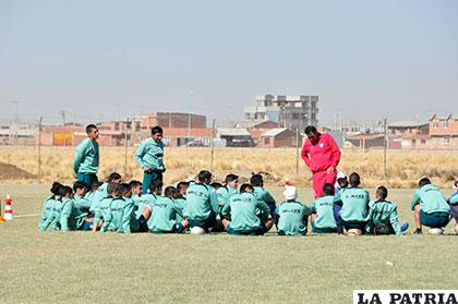 Los jugadores dialogaron con el cuerpo técnico antes de iniciar el 
entrenamiento