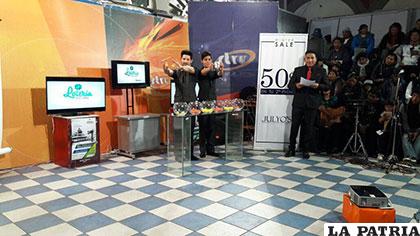 Sorteo de 100.000 bolivianos en el set de canal 13 /LOTERIA NACIONAL