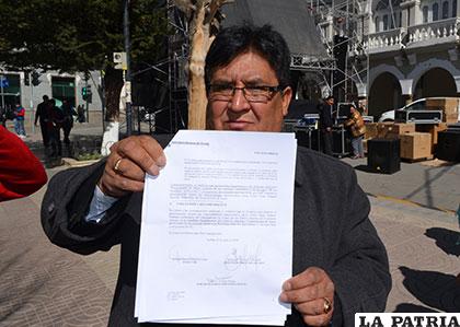 El asambleísta Lizandro García muestra el documento de la Contraloría