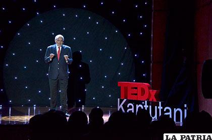 El ex presidente Carlos D. Mesa estuvo como expositor en el evento de Tedx Kantutani /Tedx kantutani