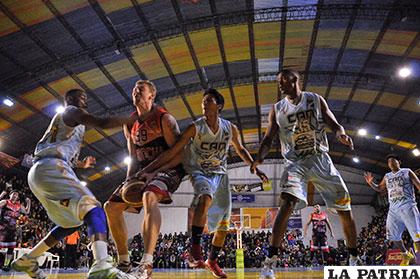 Evans, Alanez y Cairo, de CAN, ante el enorme Tischer Lucas, de Pichincha