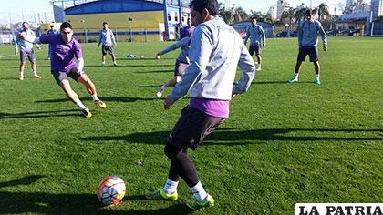 El entrenamiento de los celestes en la Argentina, Flores con el balón /Club Bolivar