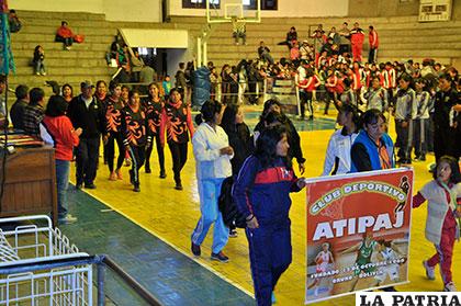 En el momento de la inauguración del baloncesto de la División de Ascenso
