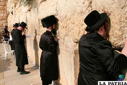 Judíos ortodoxos ante el muro