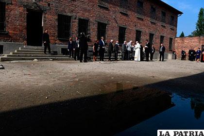 El Papa Francisco ora por los fallecidos en el campo de concentración de Auschwitz /El Diario de Yucatán