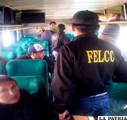 Miembros de la Felcc, verifican documentación de menores que viajaban en buses