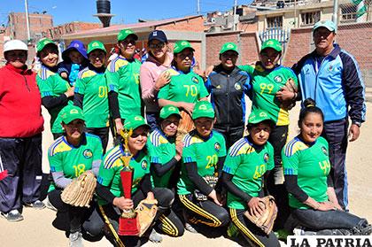 El plantel de Cosmos recibirá su trofeo de campeón del softbol damas  2015 /Archivo