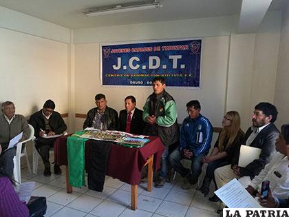 Los dirigentes de la entidad muestran un afiche