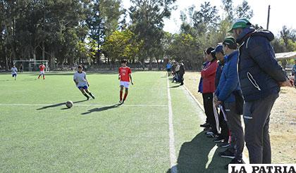 Soria observa el entrenamiento de los jugadores juveniles en Tarija /APG