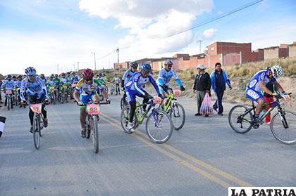 Ciclistas que participarán en la carrera de la comunidad de Callipampa