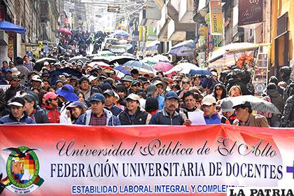 Marcha de docentes y administrativos de la UPEA que se realizó ayer /APG