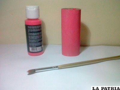 PASO 2
Pinta el rollo de papel de color rosa o blanco.