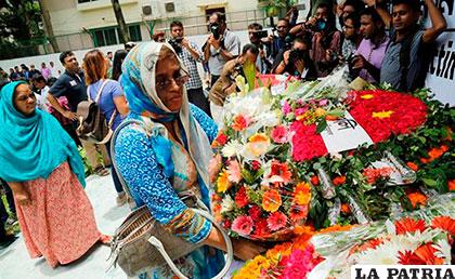 Cientos de personas conmemoran el primer aniversario de la matanza de Dacca
