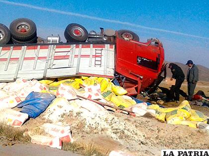 La mercadería terminó el suelo a un costado del camino