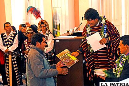 Morales entregó 98 millones de bolivianos a 20 municipios de Chuquisaca /ABI.BO