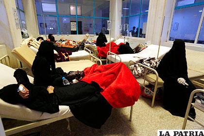 Yemenitas afectados por el cólera reciben tratamiento en un hospital de Saná