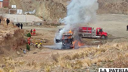 Los bomberos llegaron justo cuando la cabina del camión ardía