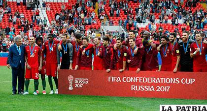 Los integrantes de Portugal con la medalla de bronce /lapatilla.com