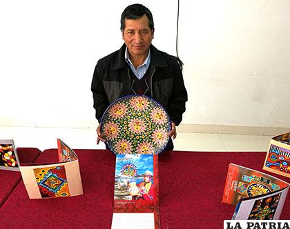 El artista en cerámica Walter Melendres junto a sus catálogos de sus obras