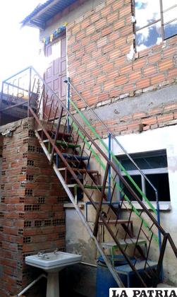 Estas escaleras son inseguras y dificultosas para los estudiantes