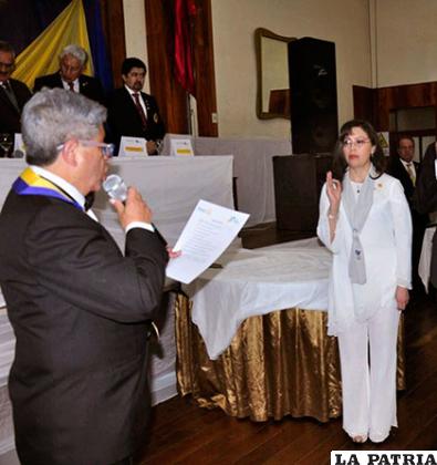 El nuevo gobernador del Distrito 4690, Jorge Encinas Cladera, hace la posesión de Claudia Gutiérrez
