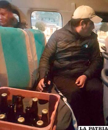 La caja de cervezas en el interior del minibús, así los sorprendieron los policías