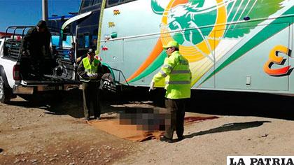 Efectivos policiales efectuaron el levantamiento del cadáver del infortunado conductor /Edwin Apaza - Erbol