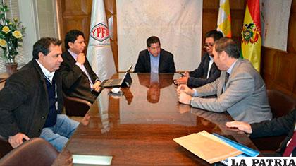 Reunión que sostuvieron representantes de YPFB con empresarios argentinos /ANF