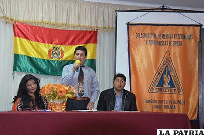 Miembros del Colegio Departamental Médico Veterinario de Oruro en conferencia de prensa