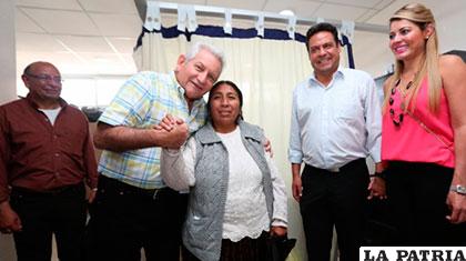 Primera paciente paceña que será tratada en Santa Cruz junto a las autoridades departamentales /ANF