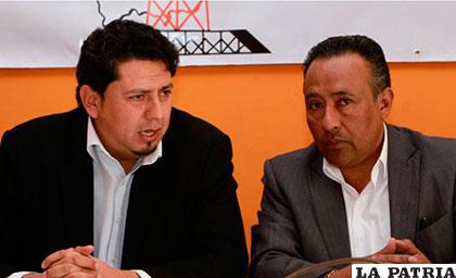 El presidente de YPFB, Oscar Barriga (izq.) junto al dirigente de los trabajadores petroleros, José Domingo Vásquez