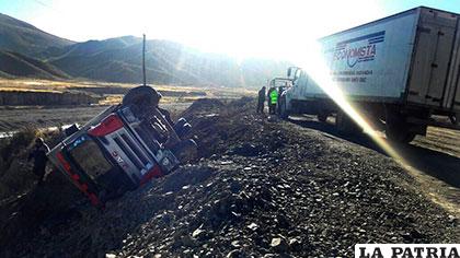 El camión volcó en el lugar donde se ejecuta la doble vía a Cochabamba
