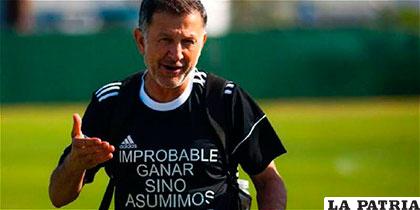 Juan Carlos Osorio, viste la camiseta con la polémica frase