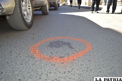 La marca de la sangre indica el lugar donde se desplomó la víctima del hecho vial