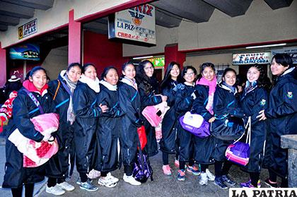 La selección orureña de voleibol antes de viaje a la ciudad de La Paz