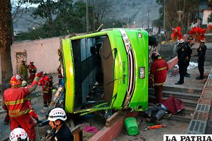 El bus que se volcó al bajar una cuesta en Lima